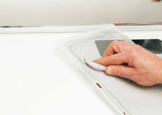 fotosearch_bad_habits_ruining-appliances-dryer-lint_cleaning_dryer_vent